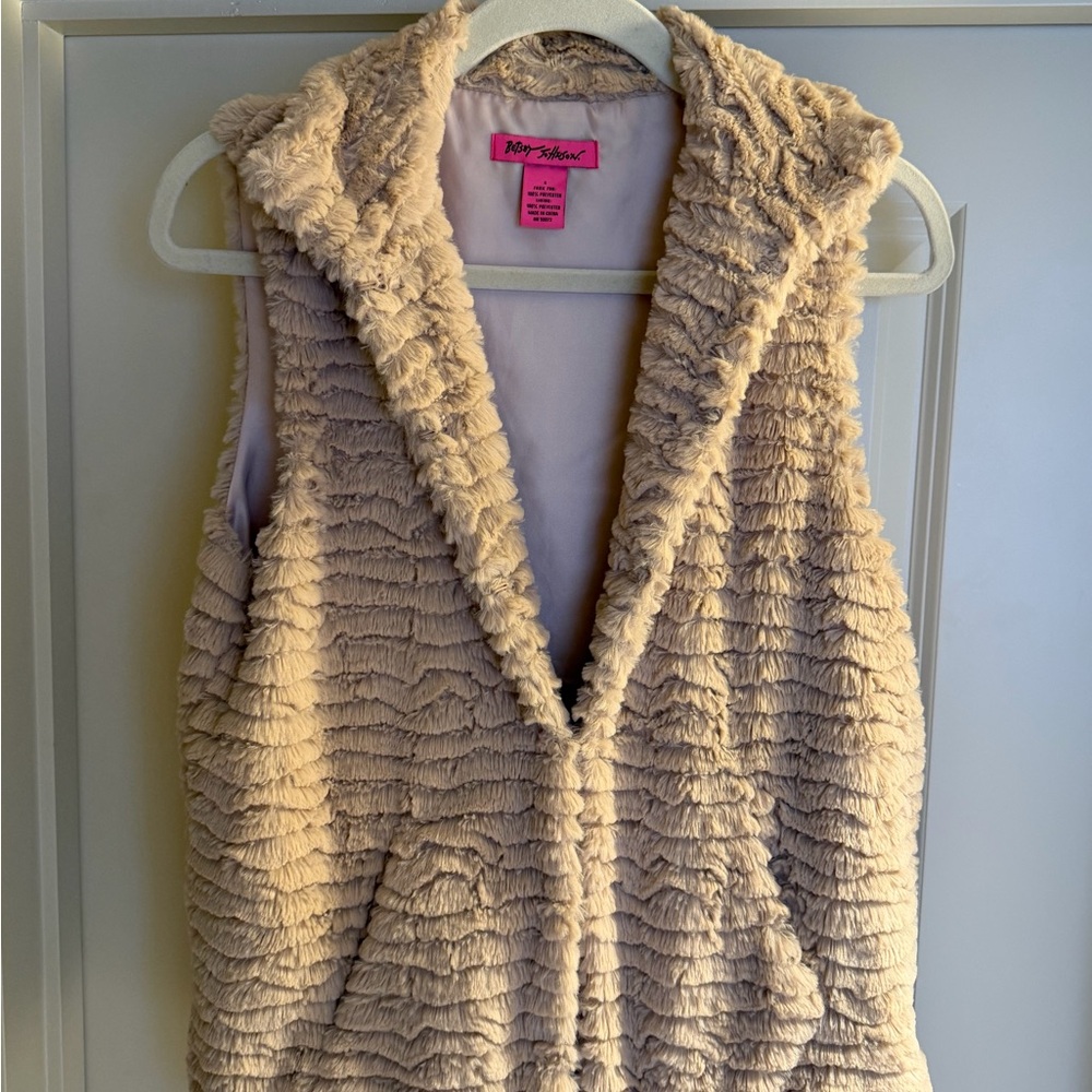 Betsey Johnson Tan Neutral Faux Fur Vest Sleeveless Textured Plush Size S Y2K